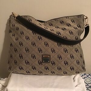 😻Dooney & Burke, super clean, see photos, new condition canvas shoulder bag